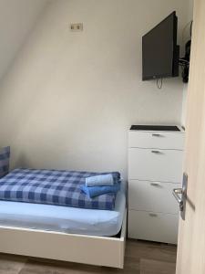 Postel nebo postele na pokoji v ubytování C&C Gästehaus Bückeburg