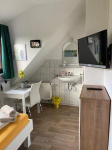 TV a/nebo společenská místnost v ubytování C&C Gästehaus Bückeburg