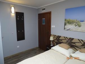 Schlafzimmer mit einem Bett und einem Wandspiegel in der Unterkunft Noclegi nad Morzem u Kasi in Danzig