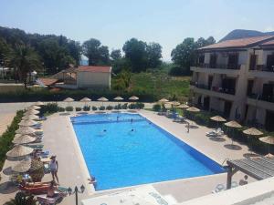 an overhead view of a swimming pool with umbrellas at Vouni King Hotel in Limnitis