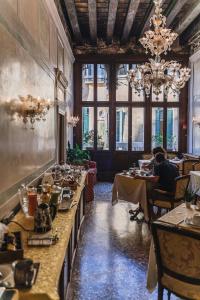- un restaurant avec de longues tables avec des personnes assises dans l'établissement Ca' Amadi, à Venise