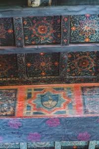 un escalier en bois aux motifs colorés. dans l'établissement Ca' Amadi, à Venise
