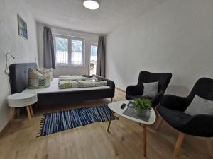 a living room with a couch and two chairs at Pension Bergfried in Hallstatt