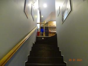 una escalera en una casa con escalera en Noclegi nad Morzem u Kasi, en Gdansk
