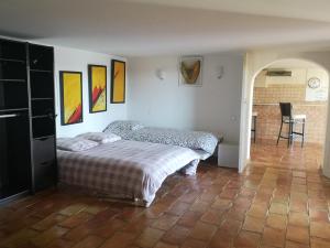Un dormitorio con una cama y algunos cuadros en la pared. en maison Moliere, en Aix-en-Provence