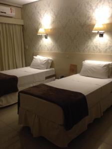 Säng eller sängar i ett rum på Serranos Park Hotel