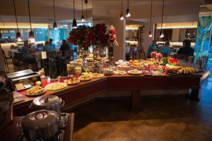 un buffet de comida en una mesa en un restaurante en Serranos Park Hotel en Paraíso do Tocantins