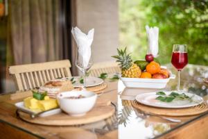una mesa cubierta con platos de comida y fruta en Khiza Bush Retreat, en Hoedspruit