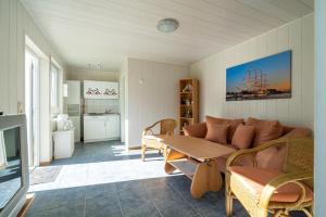 un soggiorno con un divano e un tavolo di Ostsee-Gutshaus Am Salzhaff Pepelow nähe Rerik- am Meer residieren! a Klein Strömkendorf