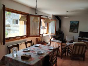 comedor con mesa y sala de estar en Casa Font de Seuri, en Saurí