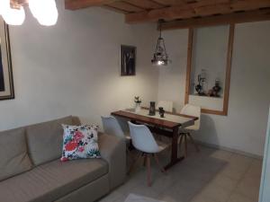 salon z kanapą i stołem jadalnym w obiekcie Ferienhaus Weingarten Eisenberg w mieście Vaskeresztes +25 zdjęć