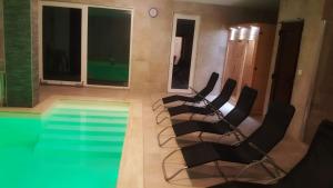 Kolam renang di atau dekat dengan Türkiz Wellness Siófok
