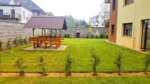 Taman di luar Türkiz Wellness Siófok