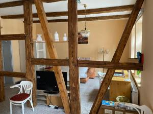 ein Wohnzimmer mit einer großen Baumreihe aus Holz in der Unterkunft Gaststätte Brandenburg in Nordhausen