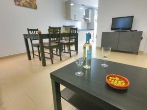 TV a/nebo společenská místnost v ubytování Noria is a comfortable apartment with patio and large terrace in Conil