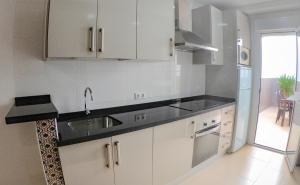 Kuchyň nebo kuchyňský kout v ubytování Noria is a comfortable apartment with patio and large terrace in Conil