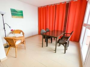 Posezení v ubytování Noria is a comfortable apartment with patio and large terrace in Conil