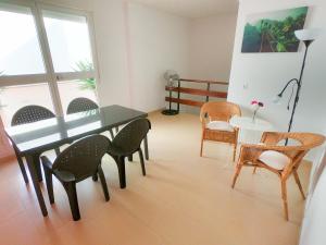 Posezení v ubytování Noria is a comfortable apartment with patio and large terrace in Conil