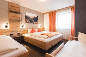 pokój hotelowy z dwoma łóżkami i oknem w obiekcie An der Via Claudia Augusta w mieście Fiss