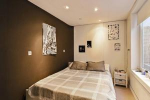 een slaapkamer met een groot bed in een kamer bij Villa Victorina in Oostende