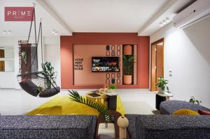 Prime Select Kattameya Bavaria Town في القاهرة: غرفة معيشة بها كنبتين وسجادة صفراء