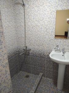 un baño con ducha y lavabo en Green House ECO HOTEL, en Samarkand