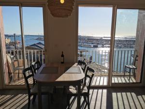 En balkong eller terrasse på SETE VUE EXCEPTIONNELLE