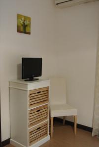A television and/or entertainment centre at B&B Via Dei Templi