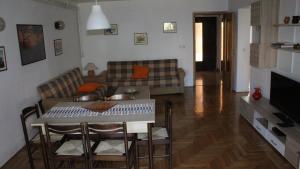 un soggiorno con tavolo e divano di Apartman 100m2, full opremljen, privatni parking. a Pola (Pula)
