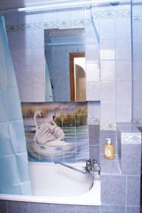 W łazience znajduje się lustro i biała umywalka. w obiekcie Apartments on Yavornitsky av. w mieście Dniepr