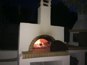 piec pizzy z ogniem w środku w obiekcie Milatos Village Cretan Agrotourism Hotel w mieście Milatos