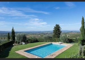 una piscina en medio de un patio de césped en Chianti Suite, en Castellina in Chianti