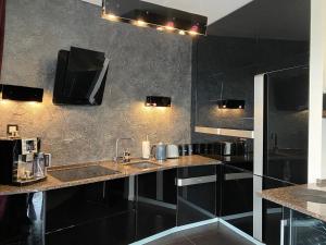 Kuchnia lub aneks kuchenny w obiekcie Family & Business Sauna Apartments Klonowa nad Zalewem, Unikat SPA - 2 Bedroom with Private Sauna, Jacuzzi, Air Conditioning, Garage - The Highest Standard!