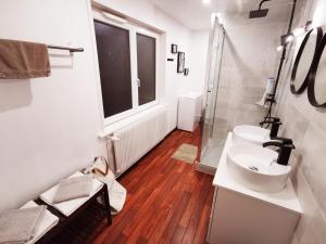 Un baño con lavabo, inodoro y ventana. en Au Bretzel Doré - Centre Historique, en Colmar 17 fotos más