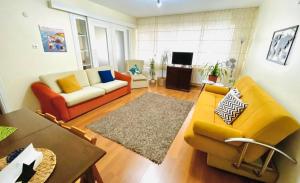 uma sala de estar com um sofá e uma mesa em Comfy Flat 2 No Air Condition but has ceiling fans and central Heating em Denizli