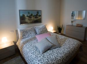 sypialnia z łóżkiem i obrazem na ścianie w obiekcie Casa Sofia w mieście Tezze sul Brenta