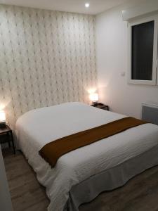 Un dormitorio con una cama grande y una ventana en Les Cottages Barisiens, en Bar-le-Duc