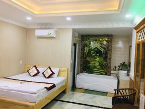 - une chambre avec 2 lits et une baignoire dans l'établissement Amor Hotel, à Hô-Chi-Minh-Ville