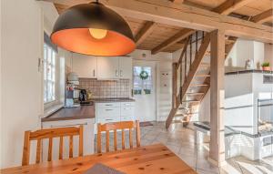 uma cozinha com uma mesa de jantar e uma grande iluminação em Lovely Home In Dithmarschen With Kitchen 