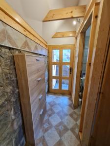ein Badezimmer mit Holztüren und Fliesenboden in der Unterkunft Mountain House Mijatović in Kopaonik