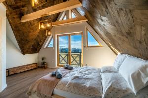 Posteľ alebo postele v izbe v ubytovaní DOMEK W UBOCY z widokiem na Giewont "Jacuzzi i Sauna w ofercie dodatkowo płatnej"
