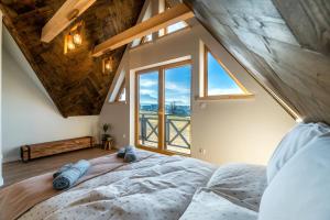 เตียงในห้องที่ DOMEK W UBOCY z widokiem na Giewont "Jacuzzi i Sauna w ofercie dodatkowo płatnej"