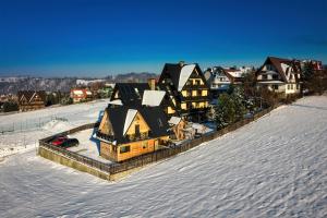 DOMEK W UBOCY z widokiem na Giewont "Jacuzzi i Sauna w ofercie dodatkowo płatnej" v zime