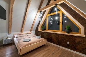 Posteľ alebo postele v izbe v ubytovaní DOMEK W UBOCY z widokiem na Giewont "Jacuzzi i Sauna w ofercie dodatkowo płatnej"
