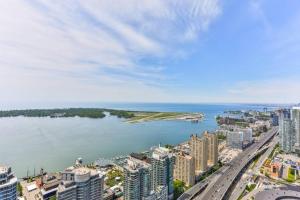 eine Luftansicht auf eine Stadt und einen Wasserkörper in der Unterkunft Two BD CN Tower and Lake Ontario View in Toronto