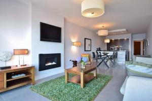 ein Wohnzimmer mit Couch und Kamin in der Unterkunft Fantastic sea view apartment! in Portstewart