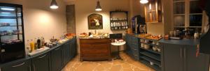 een keuken met blauwe kasten en een aanrecht in een kamer bij Hotel Du Pont Vieux in Carcassonne