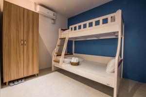 מיטה או מיטות קומותיים בחדר ב-DeeProm Pattaya Hotel