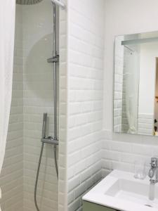 ein Badezimmer mit Dusche und Waschbecken in der Unterkunft Cocon douillet face à la mer de Cagnes sur mer in Cagnes-sur-Mer + 36 Fotos