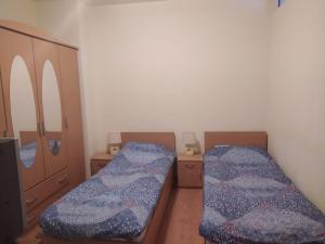 Säng eller sängar i ett rum på BOROVETS Royal Plaza - A409